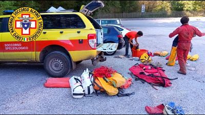 Cade in cavità grotte Frasassi, soccorsi