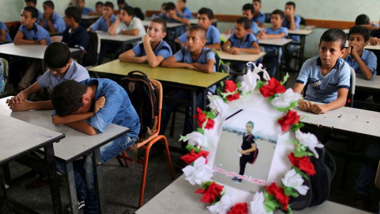 تلاميذ فلسطينيون يؤبنون زميلا قتلته القوات الإسرائيلية على حدود غزة