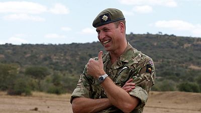 الأمير وليام يتفقد القوات البريطانية في كينيا ويتدرب معها