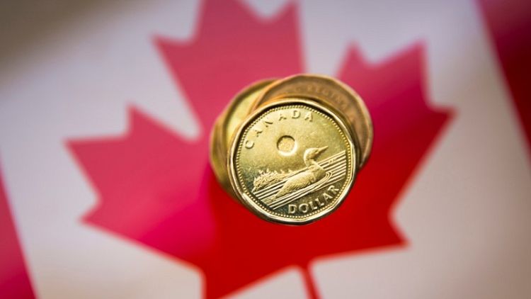 الدولار الكندي يقفز بعد اتفاق تجارة واليورو يعاني