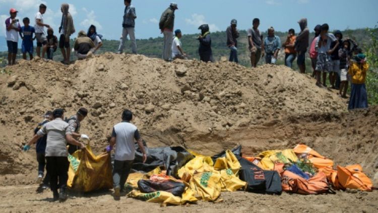 Indonésie : début des enterrements de masse, 191.000 personnes ont besoin d'aide