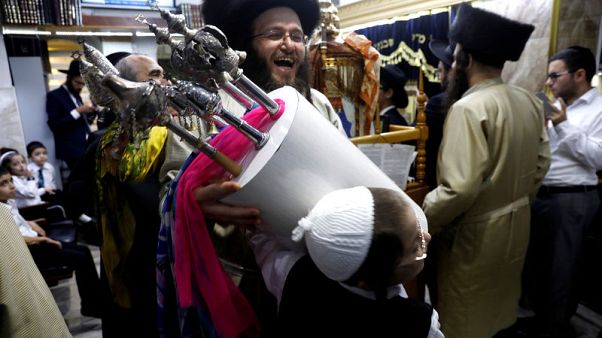 اليهود الأرثوذكس يحتفلون بعيد بهجة التوراة في القدس اليهود الأرثوذكس يحتفلون بعيد بهجة التوراة في القدس