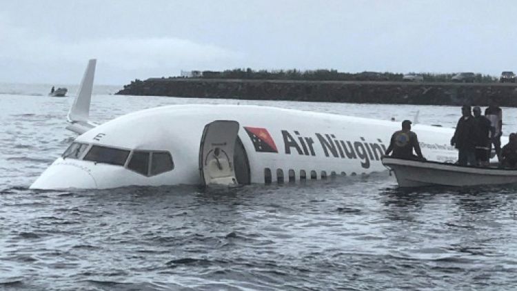 Crash dans un lagon en Micronésie: un corps extrait de l'avion