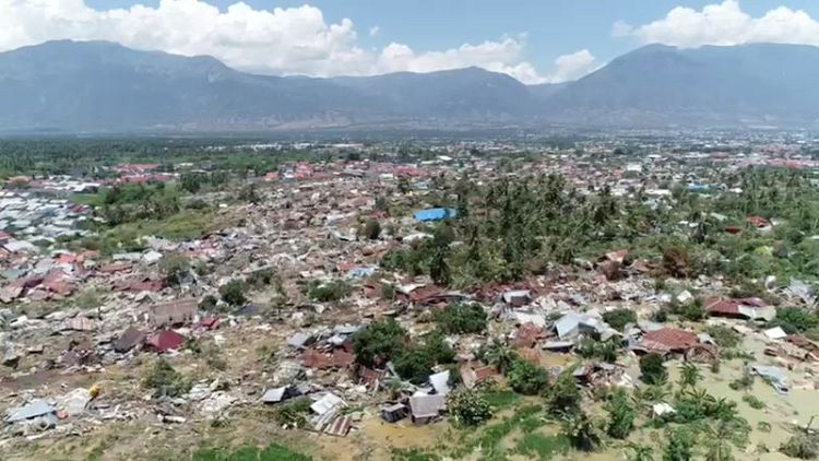 الرئيس الإندونيسي يأمر بالبحث عن ضحايا الزلزال وعدد القتلى يتجاوز 1200