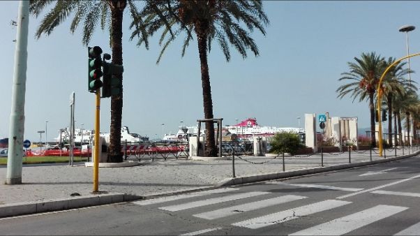 Migrante trova portafogli,lo restituisce Migrante trova portafogli,lo restituisce