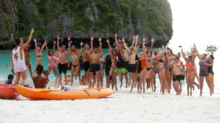 تايلاند تغلق شاطئا شهيرا لأجل غير مسمى حتى يتعافى نظامه البيئي
