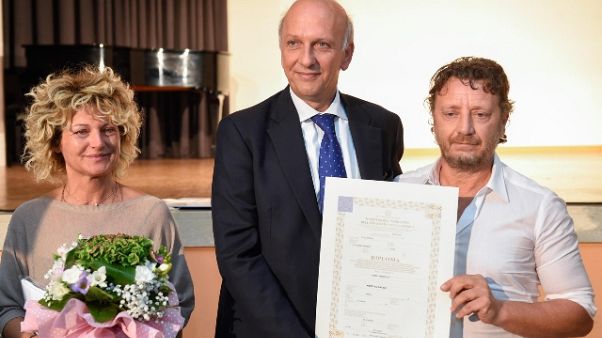 Bussetti dà diploma a compagne Martina Bussetti dà diploma a compagne Martina