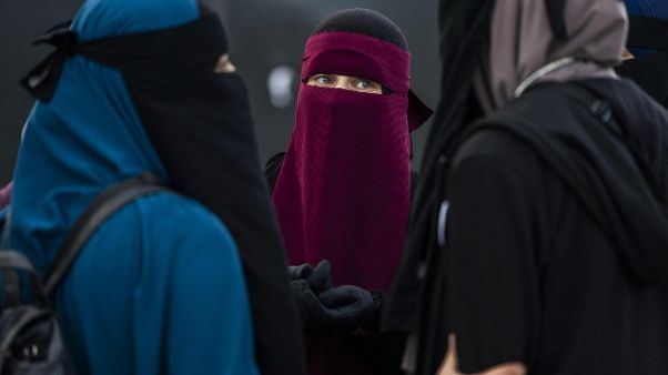Lega: vietare niqab davanti alle scuole Lega: vietare niqab davanti alle scuole