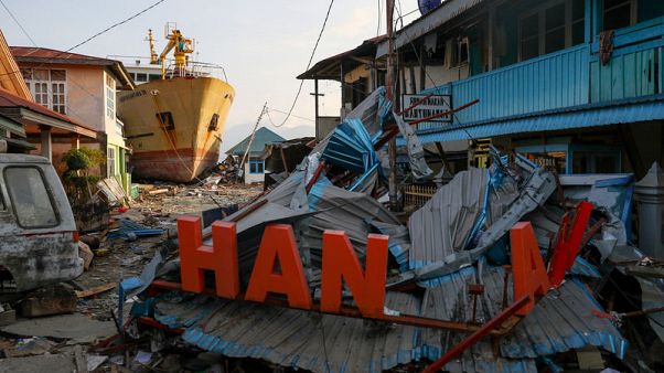 Indonesian quake survivors scavenging in 'zombie town'; president ramps up aid Indonesian quake survivors scavenging in 'zombie town'; president ramps up aid