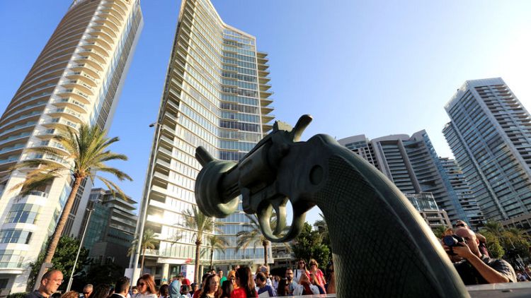 الكشف عن نحت "اللاعنف" في بيروت