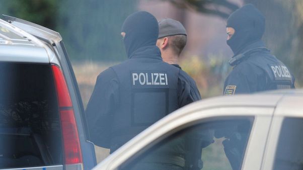 ألمانيا تعتقل شخصا ثامنا تشتبه بأنه على صلة بجماعة هاجمت أجانب ألمانيا تعتقل شخصا ثامنا تشتبه بأنه على صلة بجماعة هاجمت أجانب