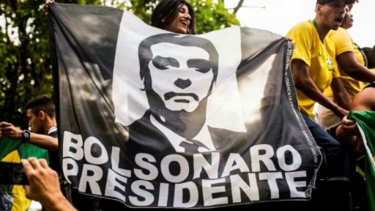 Brésil: Bolsonaro grimpe dans les sondages, les marchés euphoriques