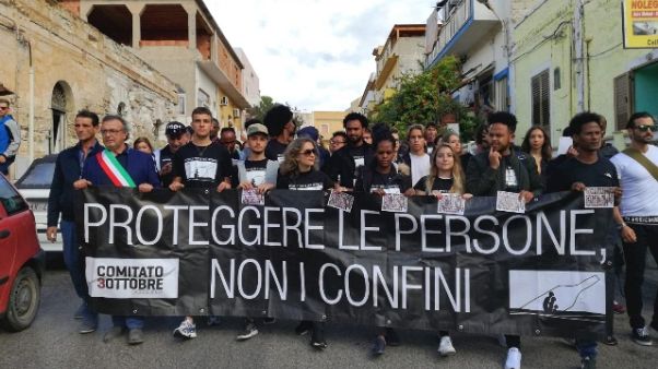 Migranti, a Lampedusa marcia per vittime Migranti, a Lampedusa marcia per vittime