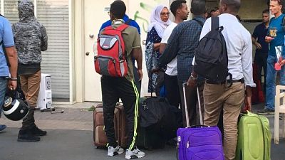 Scritta razzista davanti hotel profughi Scritta razzista davanti hotel profughi