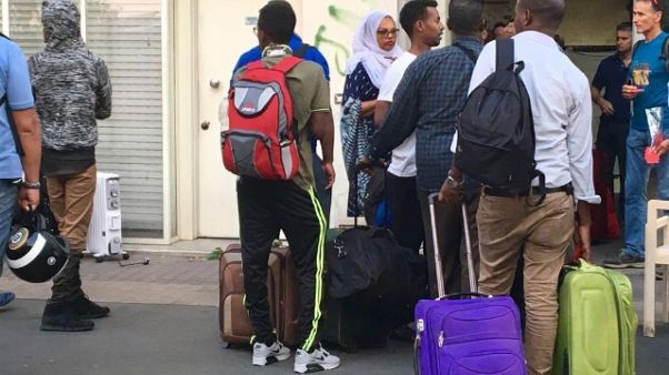 Scritta razzista davanti hotel profughi Scritta razzista davanti hotel profughi