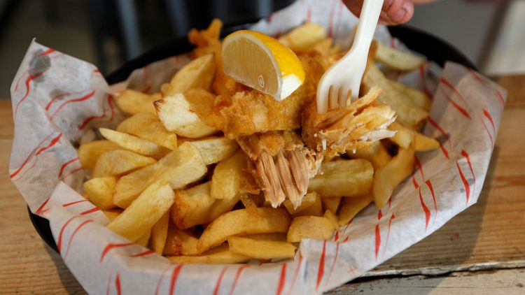 مطعم بريطاني يقدم وجبة السمك والبطاطا الشهيرة للنباتيين "بدون سمك"