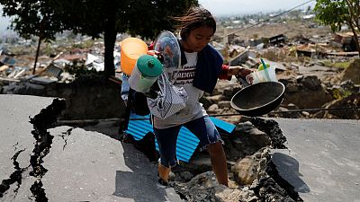 Foreign aid picks up for Indonesia's desperate quake survivors