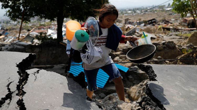 Foreign aid picks up for Indonesia's desperate quake survivors
