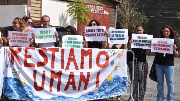 Migranti: partita nave ong-parlamentari Migranti: partita nave ong-parlamentari