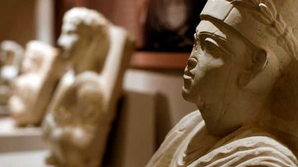 تمثال لكاهن من تدمر بين مجموعة آثار استعادتها الحكومة السورية تمثال لكاهن من تدمر بين مجموعة آثار استعادتها الحكومة السورية
