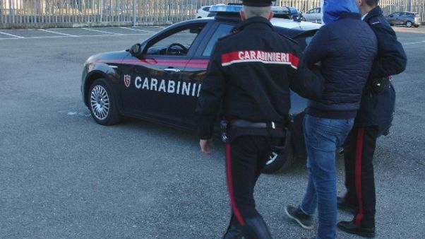 Molestata per strada, 16enne si difende Molestata per strada, 16enne si difende