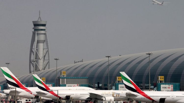 طيران الإمارات تنوي خفض رحلاتها أثناء إغلاق مدرج بمطار دبي العام المقبل