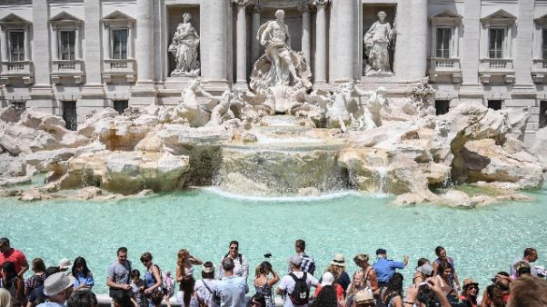 Tenta incidere nome su Fontana di Trevi Tenta incidere nome su Fontana di Trevi