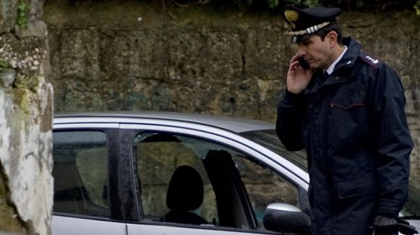 Napoli, spari contro casa: un ferito Napoli, spari contro casa: un ferito