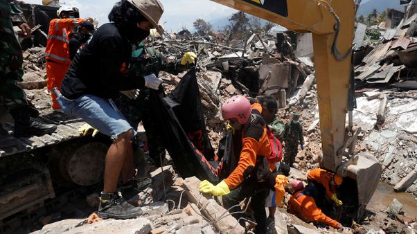 فتاة من الكشافة من بين 34 جثة جديدة انتشلت من حطام زلزال إندونيسيا فتاة من الكشافة من بين 34 جثة جديدة انتشلت من حطام زلزال إندونيسيا