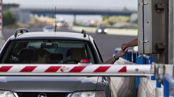 Spara al casellante e poi fugge Spara al casellante e poi fugge