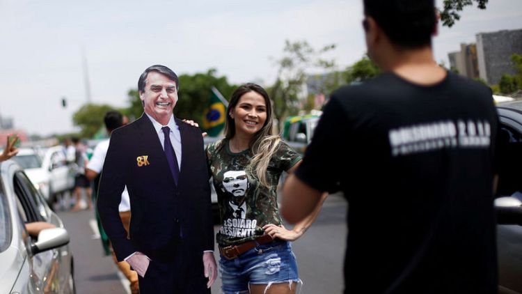 البرازيل تنتخب رئيسا ومرشح يميني يتصدر السباق