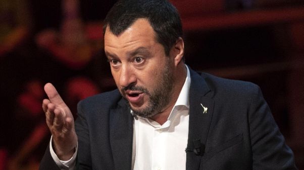 Salvini, no charter,chiuderemo aeroporti Salvini, no charter,chiuderemo aeroporti