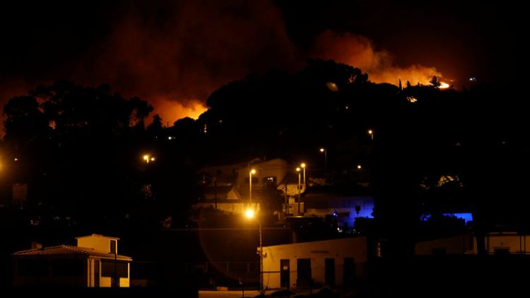 Wildfire rages near Lisbon, hundreds evacuated