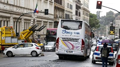 Investito da bus: Raggi, regole ci sono Investito da bus: Raggi, regole ci sono