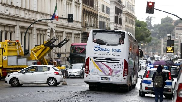 Investito da bus: Raggi, regole ci sono Investito da bus: Raggi, regole ci sono