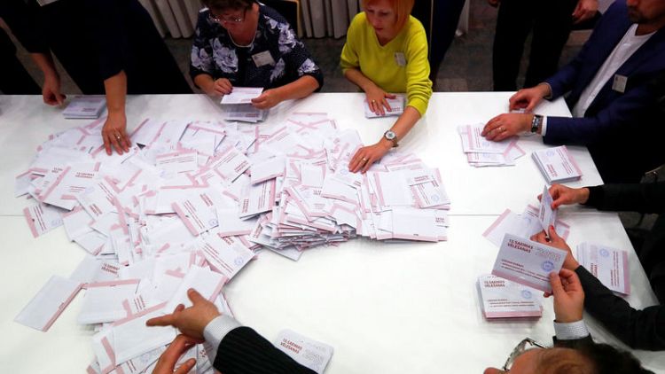 الناخبون الغاضبون في لاتفيا يختارون وجوها جديدة للبرلمان
