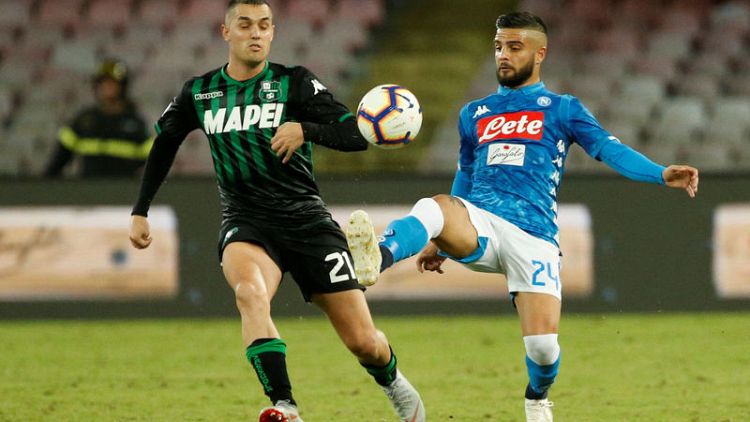 Two stunning strikes keep Napoli second, Milan teams win