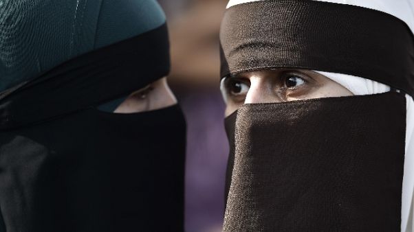 Trino, multa per chi indossa burqa Trino, multa per chi indossa burqa