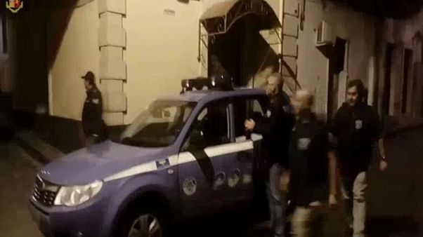 Droga: arrestati 2 agenti e carabiniere Droga: arrestati 2 agenti e carabiniere