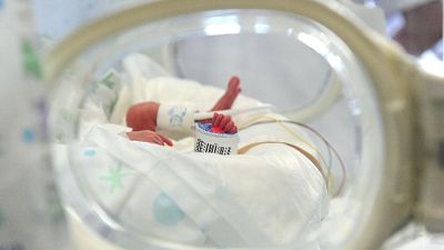 Neonato muore, denuncia genitori