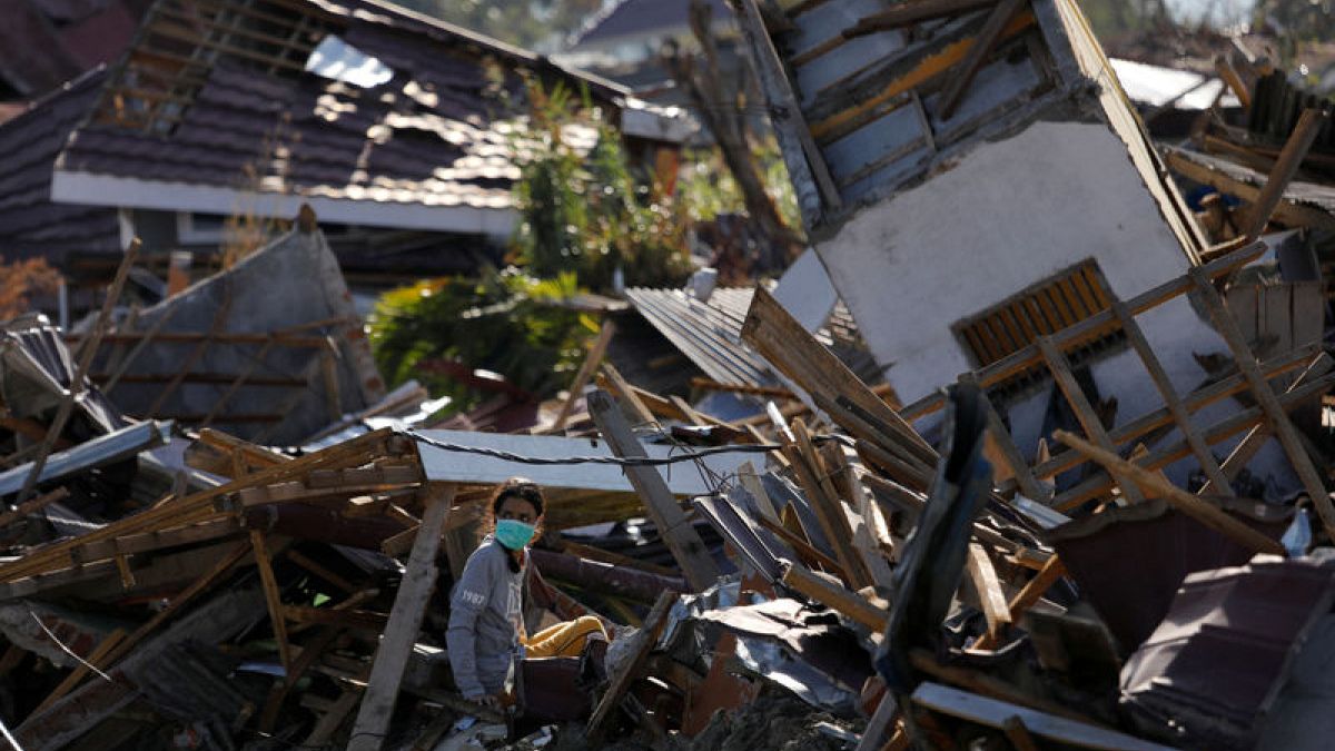 إندونيسيا تأمر عمال الإغاثة الأجانب المتدخلين بعيد الزلزال بمغادرة البلاد