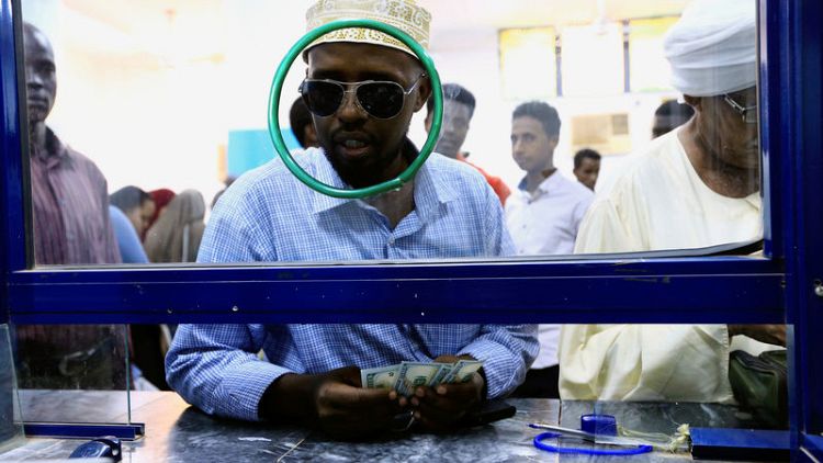 الجنيه السوداني يتراجع في السوق السوداء بعد خفض قيمته