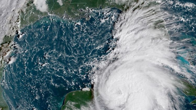 مركز الأعاصير الأمريكي: الإعصار مايكل يضرب فلوريدا بقوة كبيرة