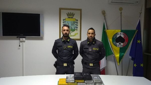 Sequestrati 17 Kg coca in porto Gioia T. Sequestrati 17 Kg coca in porto Gioia T.