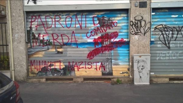 Imbrattata sede Pd a Milano Imbrattata sede Pd a Milano