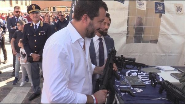 Salvini imbraccia il mitra a festa Nocs Salvini imbraccia il mitra a festa Nocs