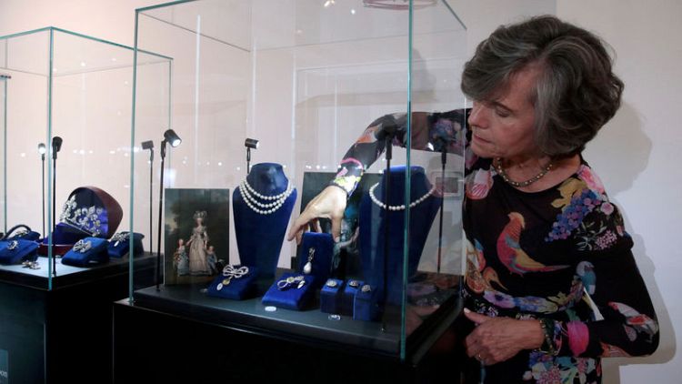 عرض مجوهرات لماري أنطوانيت في دبي قبل طرحها بالمزاد