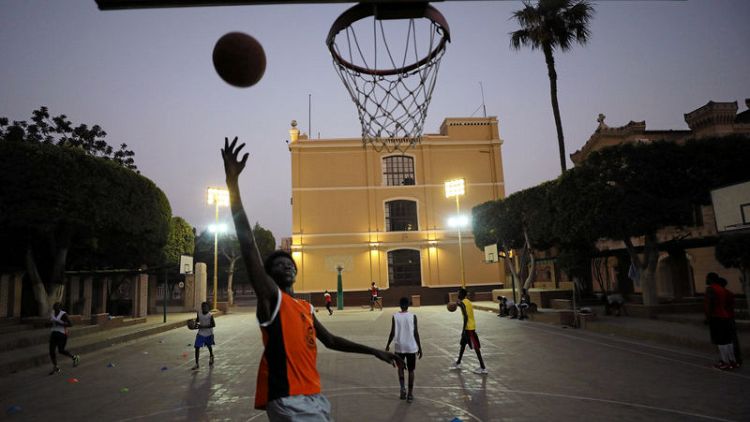 لاجئون من السودان وجنوب السودان يتحدون في ملعب لكرة السلة