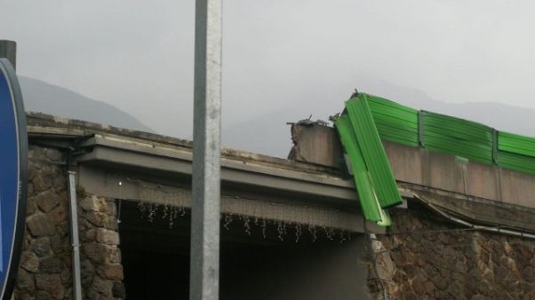 Camion contro barriere, chiusa To-Aosta Camion contro barriere, chiusa To-Aosta