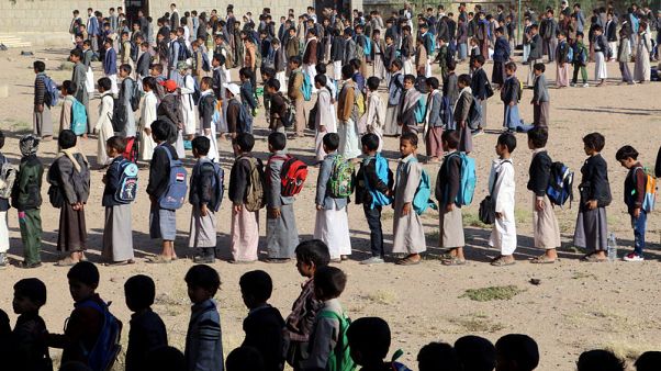 تلاميذ يمنيون نجوا من ضربة جوية على حافلة مدرستهم يعودون للدراسة تلاميذ يمنيون نجوا من ضربة جوية على حافلة مدرستهم يعودون للدراسة